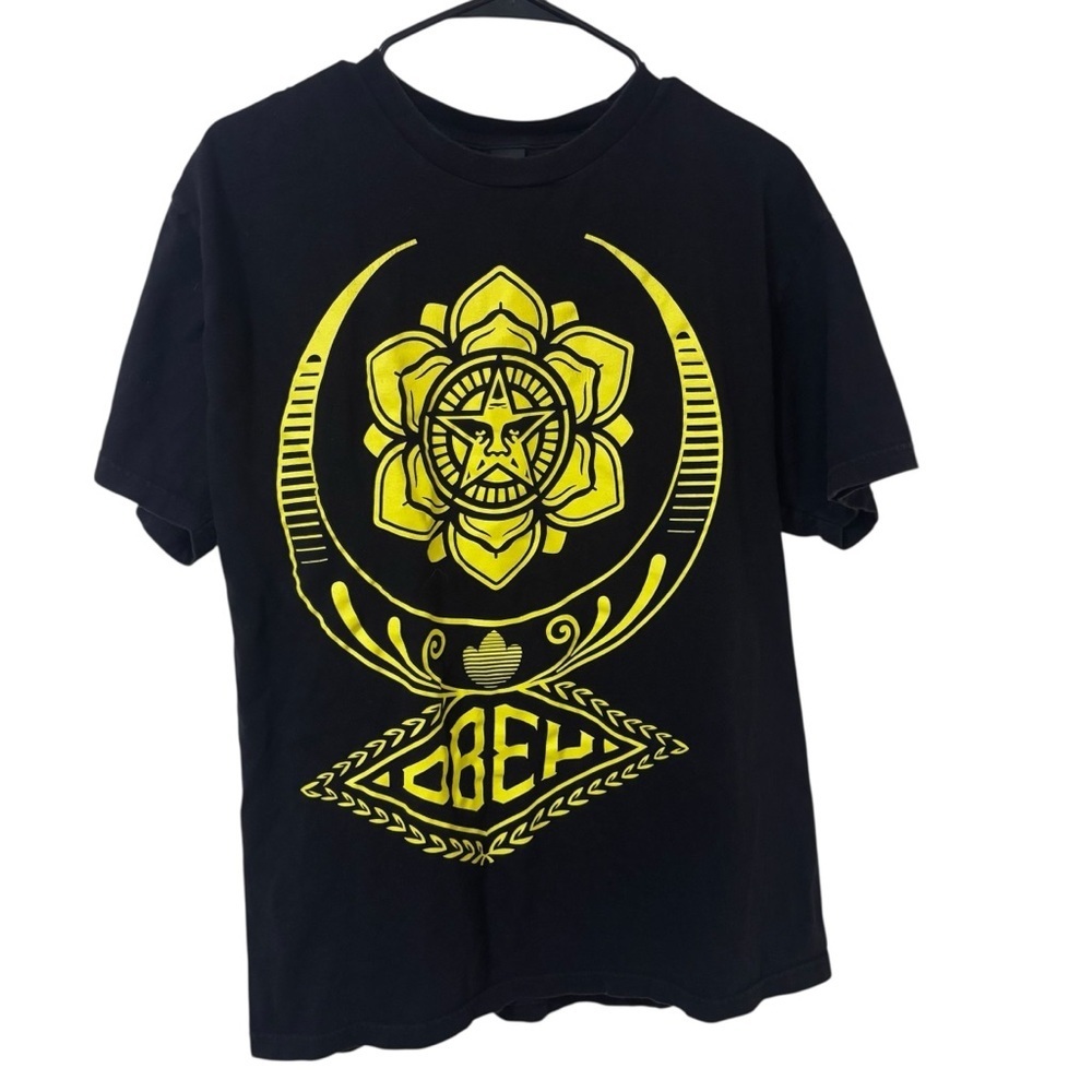 Obey yellow flower crest graphic short sleeve crewneck tshirt size Large
